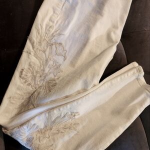 White House Black Market White Skinny Jeans Size 6 with Beaded Flowers